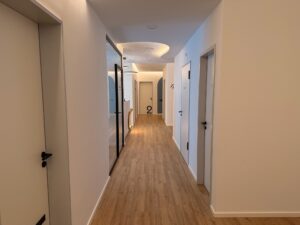 Flurbereich der Physiotherapie Wedemark mit Zugang zu mehreren Behandlungsräumen.